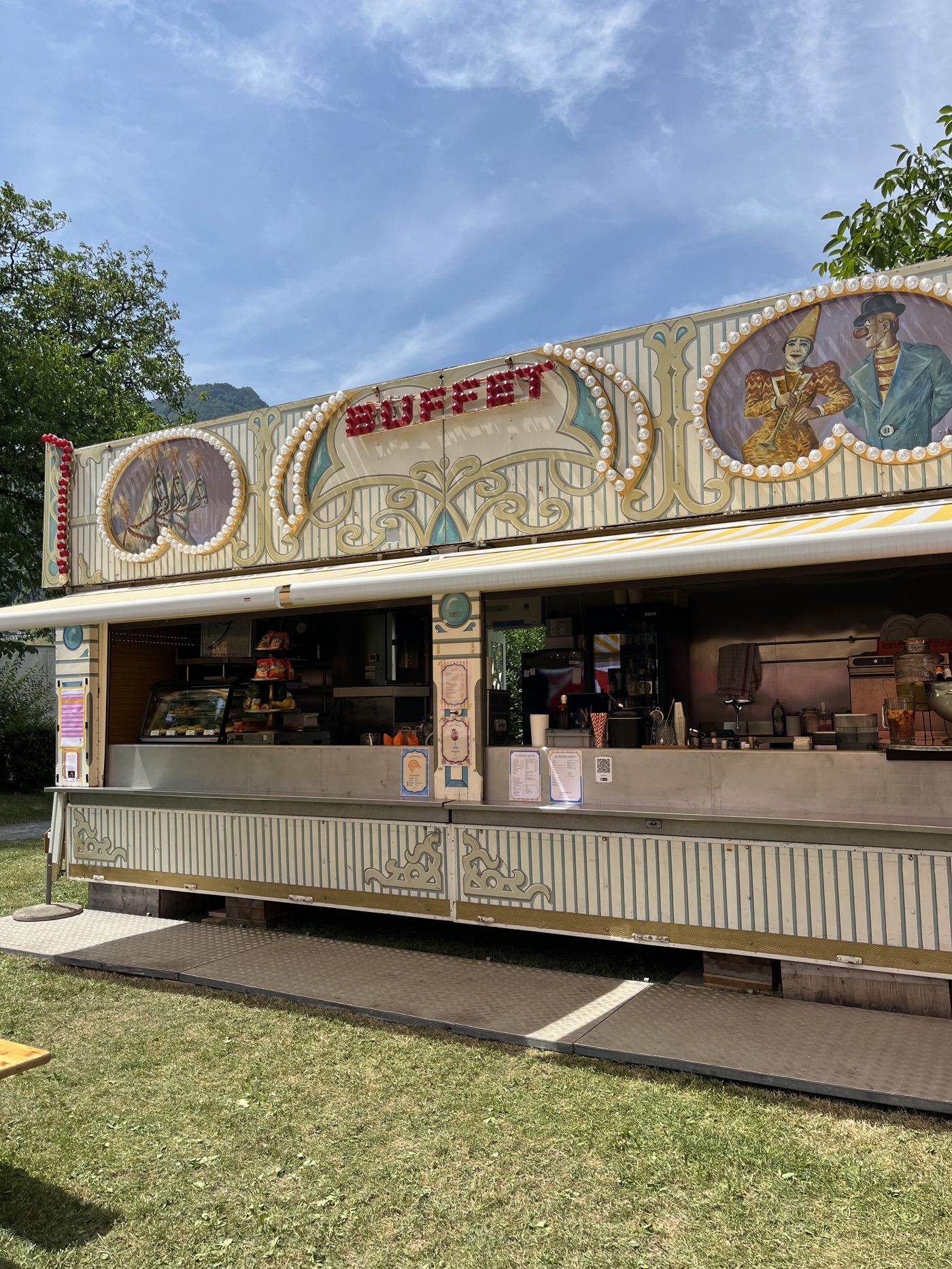 Der DämmliBistro-Stand im Dämmli-Park in Niederurnen